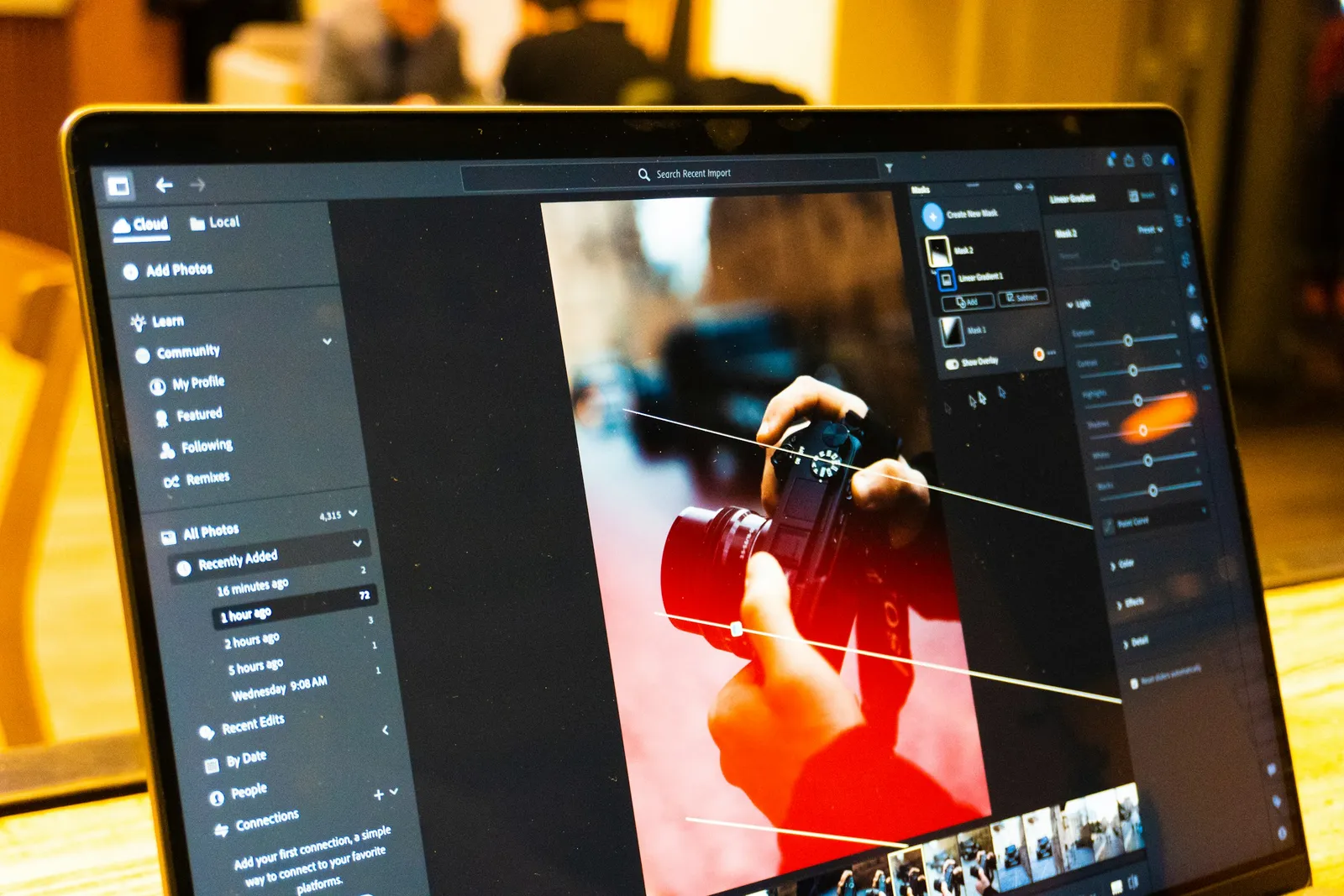 Program na úpravu fotografií otevřený na obrazovce notebooku